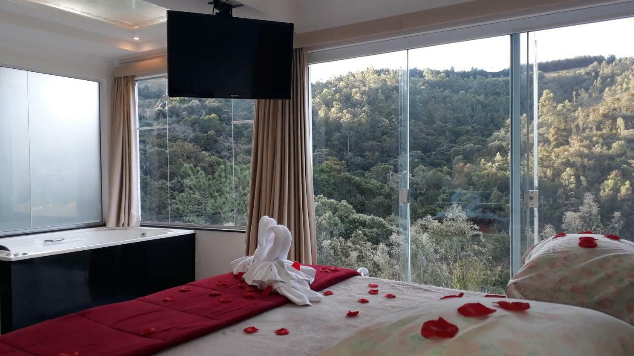 Suíte com Cama King-size e Banheira de Hidromassagem